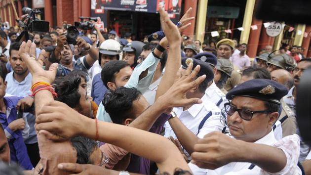 Activists protest against use of rotten meat from dumping ground in Kolkata.(HT PHOTO)