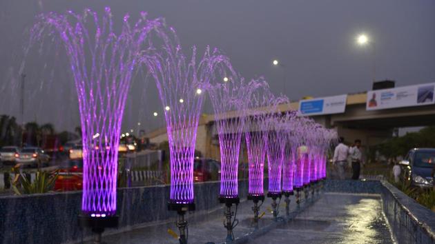 Nizamuddin Bridge on Yamuna has been decorated with fountains, vertical gardens and solar panels to give it a unique look.Drip irrigation method will be adopted for maintaining the gardens. (Sanchit Khanna / HT Photo) Nizamuddin Bridge on Yamuna has been decorated with fountains, vertical gardens and solar panels to give it a unique look.Drip irrigation method will be adopted for maintaining the gardens. (Sanchit Khanna / HT Photo)