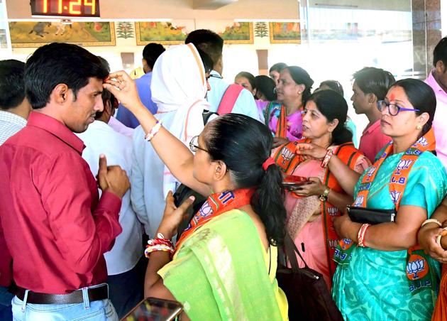 BJP women’s wing workers welcome passengers at the Jaipur railway station on completion of four years of the Narendra Modi government at the Centre.(HT Photo/ Prabhakar Sharma) BJP women’s wing workers welcome passengers at the Jaipur railway station on completion of four years of the Narendra Modi government at the Centre.(HT Photo/ Prabhakar Sharma)
