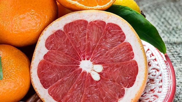 Fruits for diabetes: Experts say that when the glycemic load of a certain fruit is on the higher side, this means that there will be more fluctuation in blood sugar level.(Shutterstock)