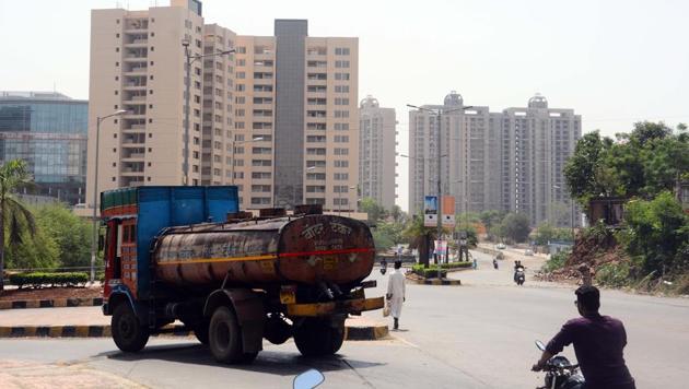 Water tankers seen supplying water to posh societies in Kharadi. (Shankar Narayan/HT PHOTO) Water tankers seen supplying water to posh societies in Kharadi. (Shankar Narayan/HT PHOTO)