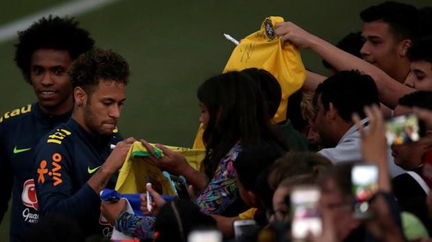 Neymar and Willian talk with fans during a training session of the Brazil national football team in Granja Comary, Teresopolis, Brazil on May 25, 2018. (REUTERS)
