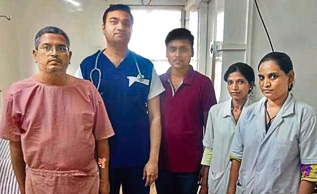 Yogesh Yewle with Dr Amit Sharad Kele after the surgery. (HT photo) Yogesh Yewle with Dr Amit Sharad Kele after the surgery. (HT photo)