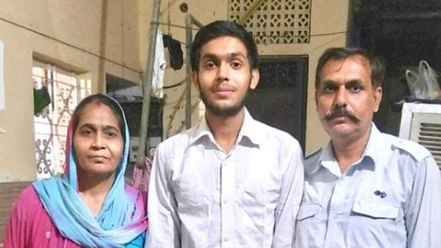 Prince Kumar with his parents.(Photo courtesy: Manish Sisodia /Twitter)