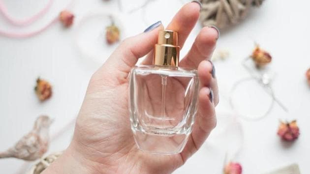 When it comes to layering scents, the thumb rule is that heavier scents should be sprayed first so they don’t overpower their lighter counterparts.(Shutterstock)