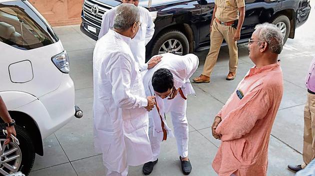 Rajasthan Youth Congress president Ashok Chandna greets BJP MLA Ghanshyam Tiwari at the assembly in Jaipur. (HT Photo) Rajasthan Youth Congress president Ashok Chandna greets BJP MLA Ghanshyam Tiwari at the assembly in Jaipur. (HT Photo)