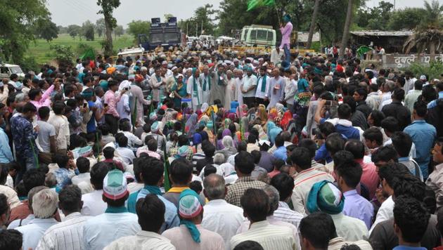Madhya Pradesh police have decided to make 7,000 farmers to sign an undertaking that they would not take part in the protest marking its first anniversary on June 1(HT File Photo)