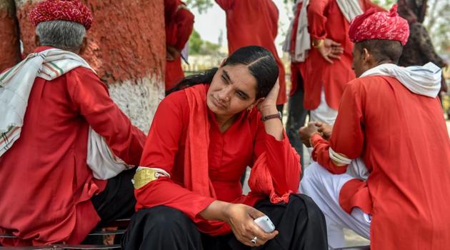 Manju Devi looks on as she shares a relaxed moment with her male colleagues, in Jaipur.(PTI) Manju Devi looks on as she shares a relaxed moment with her male colleagues, in Jaipur.(PTI)
