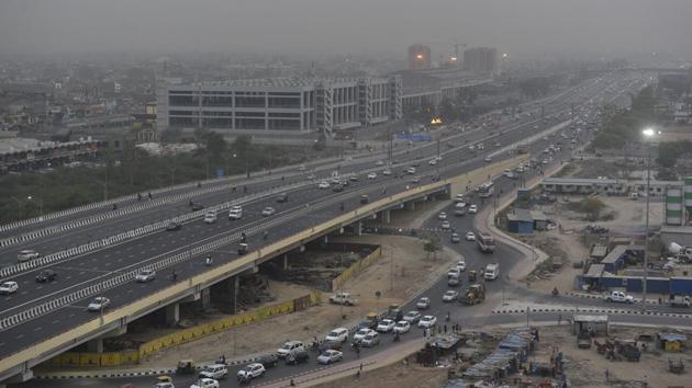 A view of the Delhi-Meerut Expressway (National Highway 24) in New Delhi on April 26, 2018.(Sanchit Khanna/HT PHOTO)