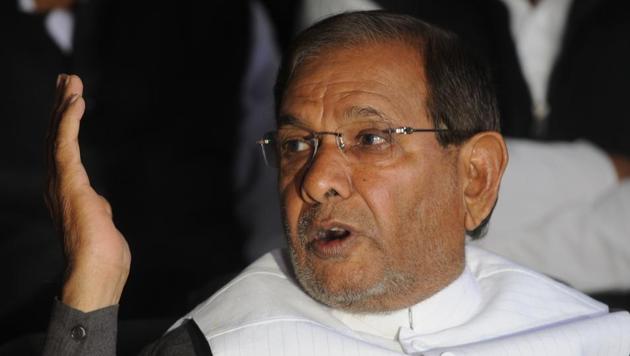 Rebel Janata Dal (United) leader and former party president Sharad Yadav addressing a press conference in Ranchi.(HT File Photo)
