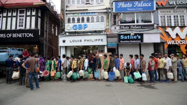 People standing queues to fill water from tanker on Mall Road in Shimla on Sunday.(Deepak Sansta /HT) People standing queues to fill water from tanker on Mall Road in Shimla on Sunday.(Deepak Sansta /HT)