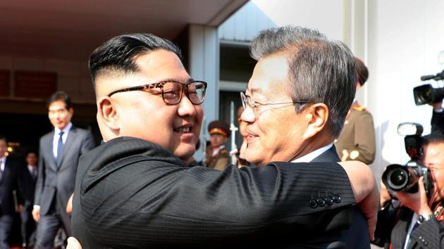 South Korean President Moon Jae-in (right) bids farewell to North Korean leader Kim Jong Un as he leaves after their summit at the truce village of Panmunjom, North Korea, on Saturday.(Reuters photo) South Korean President Moon Jae-in (right) bids farewell to North Korean leader Kim Jong Un as he leaves after their summit at the truce village of Panmunjom, North Korea, on Saturday.(Reuters photo)