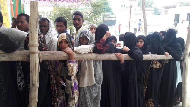 Women queue outside a polling booth at Sonta Rasoolpur village in Uttar Pradesh on May 28.(S Raju/HT Photo)