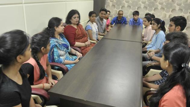 CBSE 10th result: Students of Lucknow’s GD Goenka Public School interact with their principal Raveen Pande and teacher Garvita.(Deepak Gupta/HT Photo)