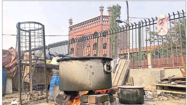 Not long after the crack of dawn, stall owner Mohammed Nadeem and his crew light up a fire, fussing over 10kg of aromatic biryani that is cooked every day long before the first tourists arrive at the Mughal-era Jama Masjid. (HT photo) Not long after the crack of dawn, stall owner Mohammed Nadeem and his crew light up a fire, fussing over 10kg of aromatic biryani that is cooked every day long before the first tourists arrive at the Mughal-era Jama Masjid. (HT photo)