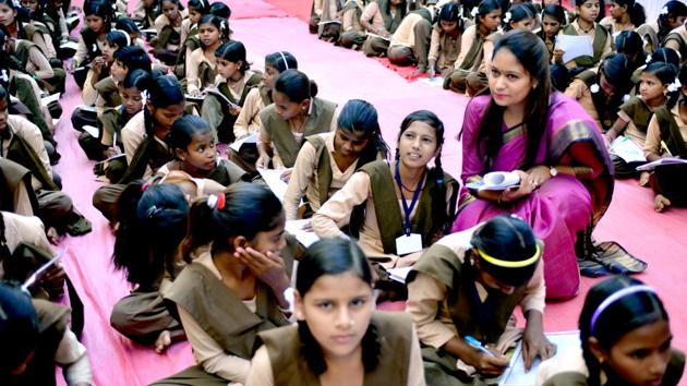 Sirohi district panchayat head Payal Parasrampuria interacts with students.(HT File)