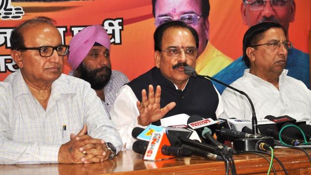 State BJP president Ajay Bhatt (C) addresses a press conference at BJP office in Dehradun on Monday.(Vinay Santosh Kumar/HT)