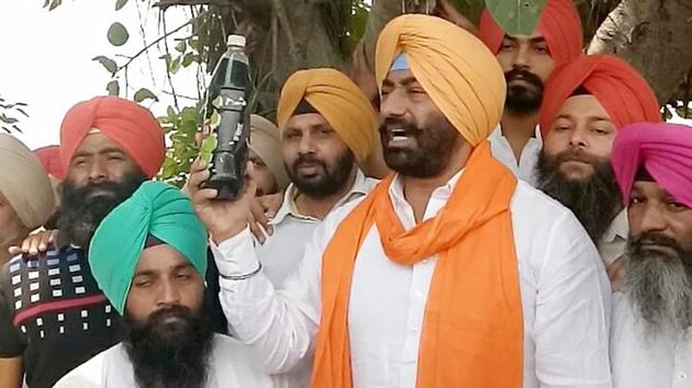 Leader of opposition Sukhpal Singh Khaira with a bottle of polluted water, he claimed was due to effluents from the mill, in Amritsar on Sunday. (HT Photo) Leader of opposition Sukhpal Singh Khaira with a bottle of polluted water, he claimed was due to effluents from the mill, in Amritsar on Sunday. (HT Photo)