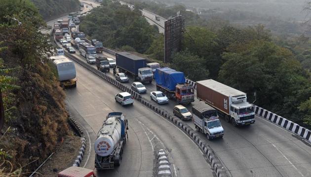 A view of the Mumbai-Pune Expressway from the Amrutanjan Bridge in Pune(Pratham Gokhale/HT Photo)