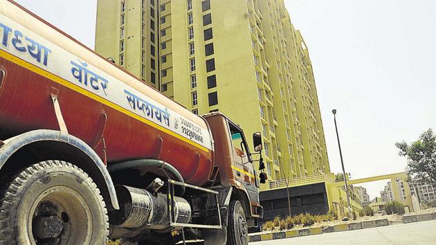 Kharadi residents pay crores on private water tankers for their daily supply despite paying water tax to PMC.(Shankar Narayan/HT PHOTO)