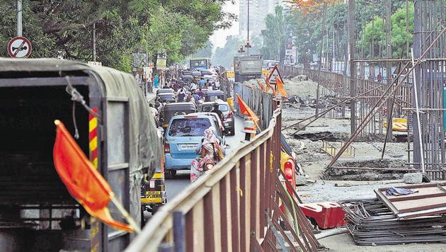 The ongoing Maha-Metro work is causing vehicular traffic to go at a snail’s pace, even before the onset of the monsoons. A view of the road near Garware college, Karvenagar, on Sunday which proves the need for proper planning. (Rahul Raut/HT PHOTO) The ongoing Maha-Metro work is causing vehicular traffic to go at a snail’s pace, even before the onset of the monsoons. A view of the road near Garware college, Karvenagar, on Sunday which proves the need for proper planning. (Rahul Raut/HT PHOTO)