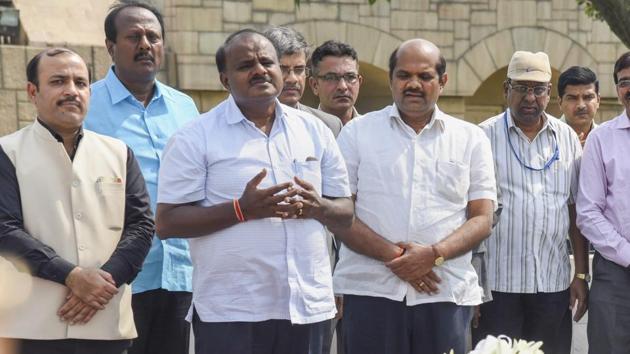 Karnataka chief minister HD Kumaraswamy pays tribute to Mahatma Gandhi at his memorial Rajghat, in New Delhi on Monday.(PTI) Karnataka chief minister HD Kumaraswamy pays tribute to Mahatma Gandhi at his memorial Rajghat, in New Delhi on Monday.(PTI)