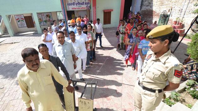 Long queues of voters out side polling booth in Lohian . (Pardeep Pandit/HT )
