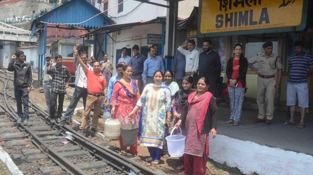 People protest water crisis at Shimla railway station on Monday. (HT Photo) People protest water crisis at Shimla railway station on Monday. (HT Photo)