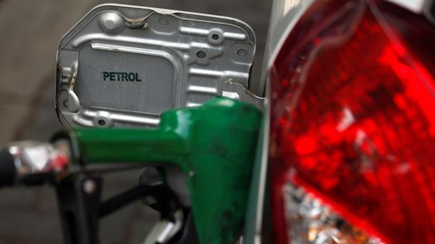 A nozzle pumps petrol into a vehicle at a fuel station in Mumbai.(REUTERS File Photo)