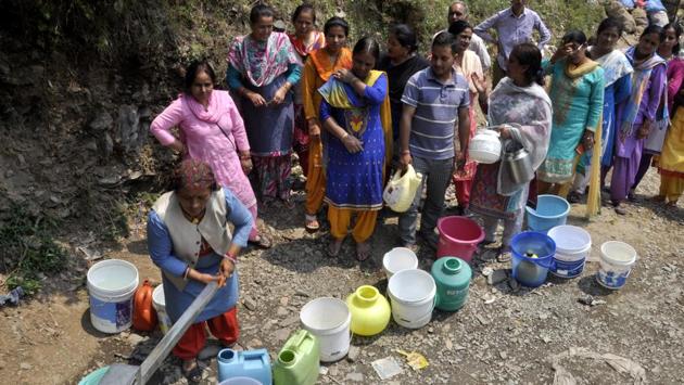 Residents fill water from a handpump at Shanan, on outskirts of the city. (Deepak Sansta /HT) Residents fill water from a handpump at Shanan, on outskirts of the city. (Deepak Sansta /HT)