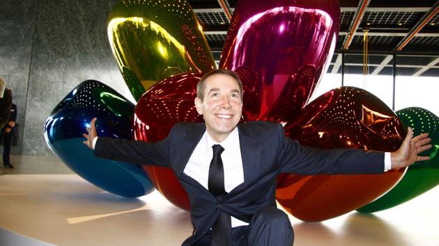 Artist Jeff Koons in front of the sculpture ‘Tulips’ at the presentation of his solo exhibition in Berlin.(Shutterstock)