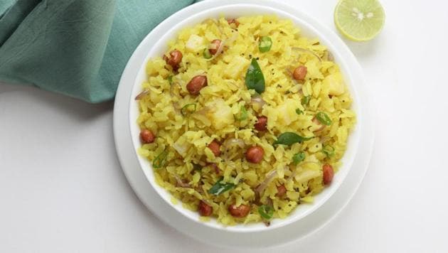 Weight loss diet: You could consider having poha for breakfast.(Shutterstock)