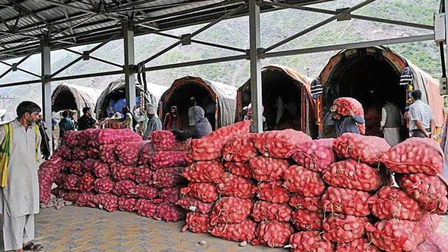 The goods brought in from Pakistan being unloaded at the Trade Facilitation Centre at Salamabad near Uri.(Waseem Andrabi/HT)