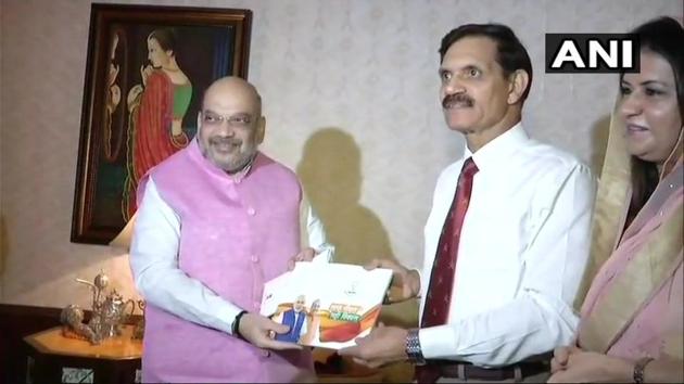 BJP president Amit Shah with former Army chief General Dalbir Singh at Singh’s residence in Delhi.(ANI Photo)