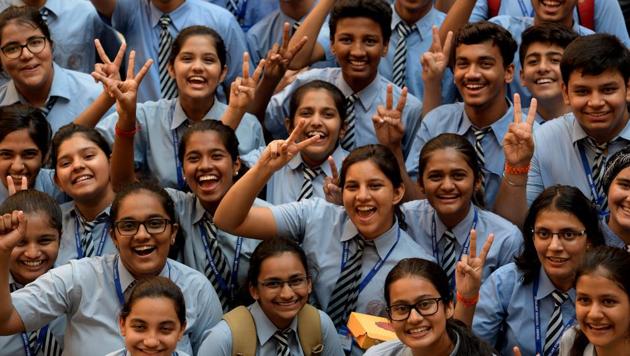 Students celebrate CBSE 10 results at Apeejay School Nerul in Navi Mumbai.(Bachchan Kumar/HT Photo)