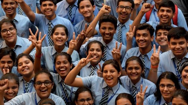 Students celebrates CBSE 10th board results at Apeejay School Nerul in Navi Mumbai(HT Photo)