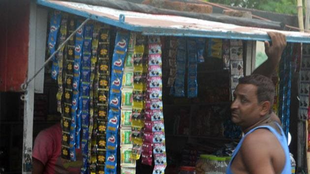Using the full force of the regulatory powers for cancer prevention, Maharashtra became one of the first states to ban Gutkha products as well as selling tobacco and FMCG products under one roof.(HT File Photo)