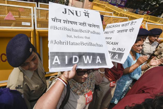 Women protest outside Vasant Kunj police station against JNU professor accused of sexual harassment in New Delhi on March 20, 2018.(Burhaan Kinu/HT File Photo)