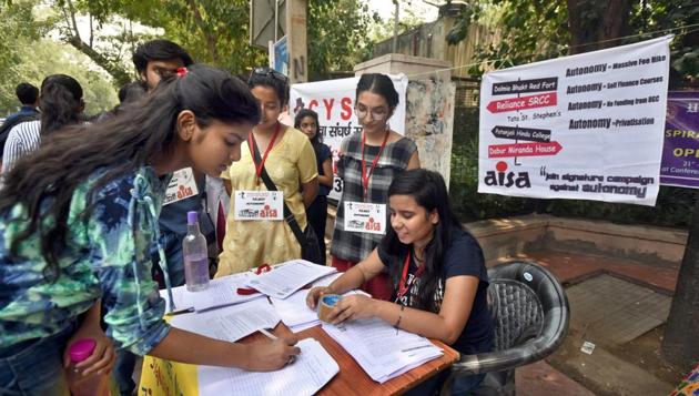 All India Students Association (AISA) students help freshers for the academic year 2018-19 at Delhi University, North Campus, on Monday. (Sushil Kumar/HT PHOTO) All India Students Association (AISA) students help freshers for the academic year 2018-19 at Delhi University, North Campus, on Monday. (Sushil Kumar/HT PHOTO)