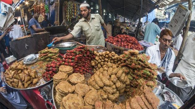 Food stalls have been put up during Ramzan at Mohammad Ali Road in Mumbai.(Pratik Chorge/HT Photo)