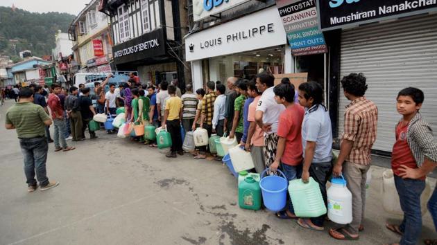 People stand in a queue to collect water from a tanker in Shimla, May 27, 2018(PTI) People stand in a queue to collect water from a tanker in Shimla, May 27, 2018(PTI)