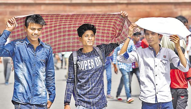 On Monday, the day temperature shot up to 43.5 degrees Celsius at Safdarjung, Delhi. This was three degrees above normal.. (Burhaan Kinu/HT photo) On Monday, the day temperature shot up to 43.5 degrees Celsius at Safdarjung, Delhi. This was three degrees above normal.. (Burhaan Kinu/HT photo)