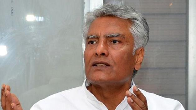 Capt Amarinder held a meeting with Tripat Rajinder Singh Bajwa and Sunil Jakhar, besides officials. (HT File) Capt Amarinder held a meeting with Tripat Rajinder Singh Bajwa and Sunil Jakhar, besides officials. (HT File)