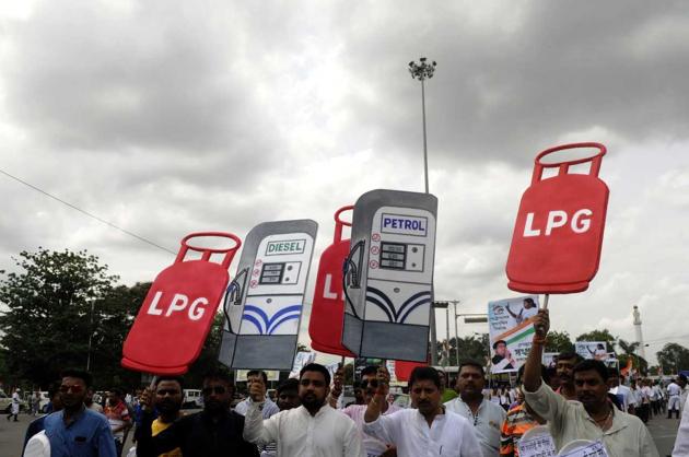Trinamool Youth Congress workers protesting against oil price hike in Kolkata on Tuesday. (Samir Jana/ HT Photo) Trinamool Youth Congress workers protesting against oil price hike in Kolkata on Tuesday. (Samir Jana/ HT Photo)