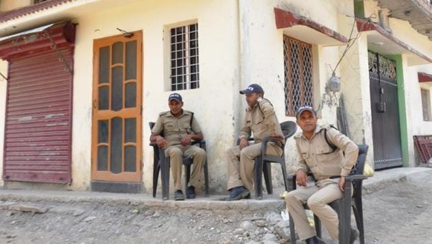 Police deployed outside the girl’s house in Dehradun on Wednesday.(Vinay S Kumar/HT Photo)