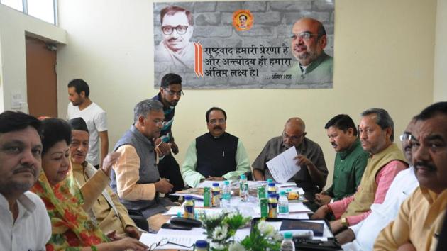 BJP leaders Avinash Rai Khanna and Shyam Jaju at a core committee meeting in Dehradun to prepare plan for the upcoming local body elections in the state .(Vinay Santosh Kumar/HT)