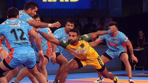 Monu Goyat (yellow) became the costliest player in Pro Kabaddi League auction history.(Twitter)