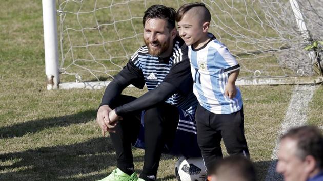 Argentina's Lionel Messi poses for a photo with a fan during a training session in Buenos Aires, Argentina on May 27, 2018. (AP)