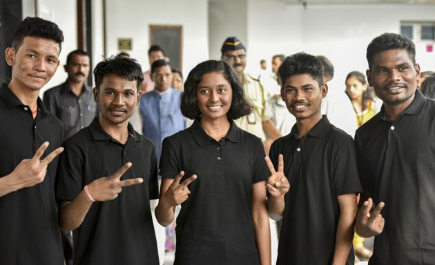 They made a typically teen group at the podium -- Madavi, Manisha Dhurve, Kavidas Katmode, Pramesh Ale and Vikas Soyam -- shy, giggling, a bit daunted by the crowd of reporters and cameramen they were addressing.(HT Photo)