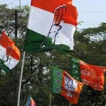 Congress and BJP supporters wave flags in a show of strength, in Indore.(Arun Mondhe/HT File Photo)